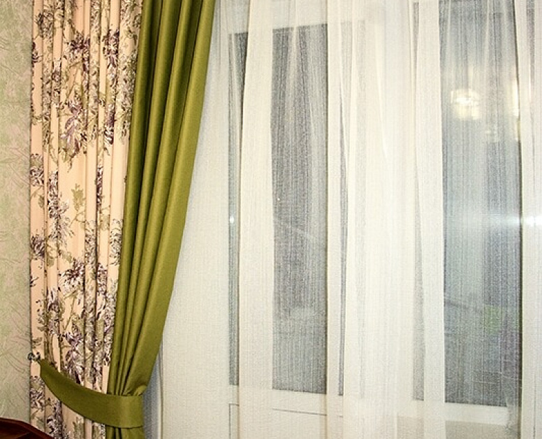 Бежево-зеленые шторы с ламбрекеном на балконную дверь и окно