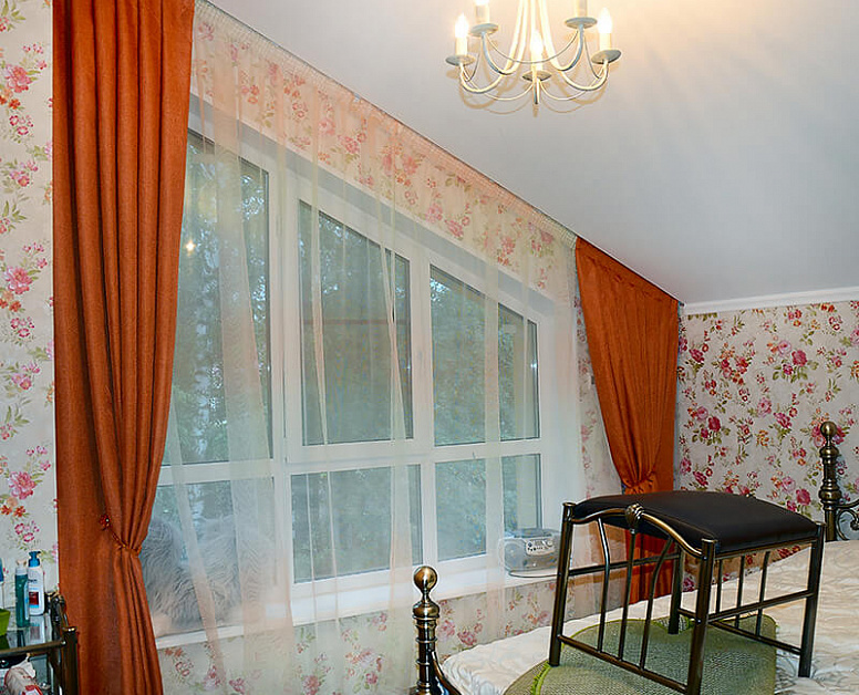 Классические шторы медного цвета для спальни