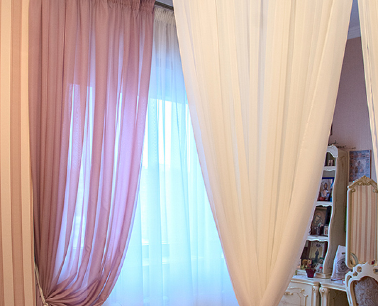 Бежево-розовые шторы для комнаты подростка