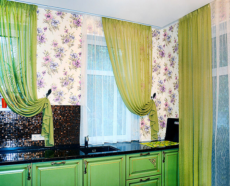Зеленые классические шторы для кухни