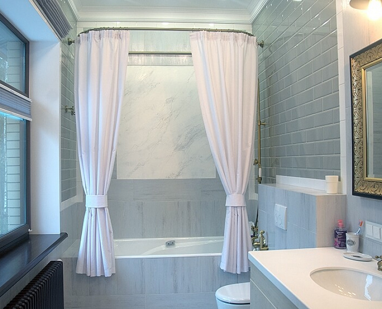 Белые классические шторы в ванной комнате