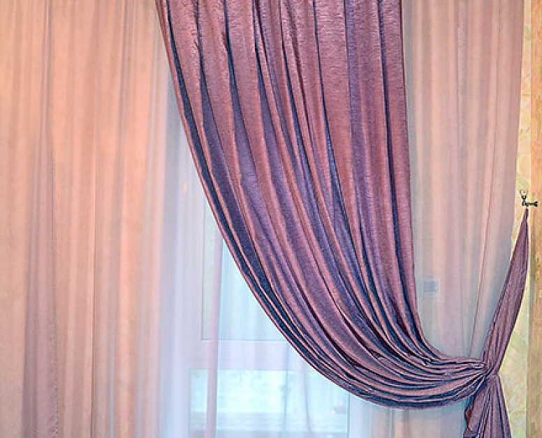 Фиолетовые классические шторы на нестандартное окно