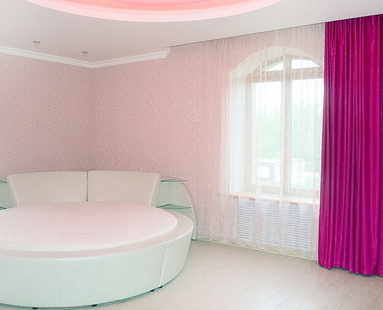 Розовые классические шторы для спальни