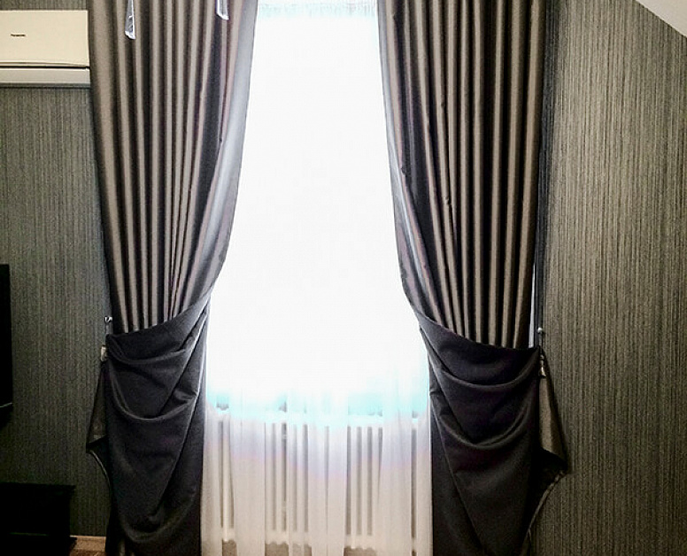Темные шторы на люверсах в гостиной