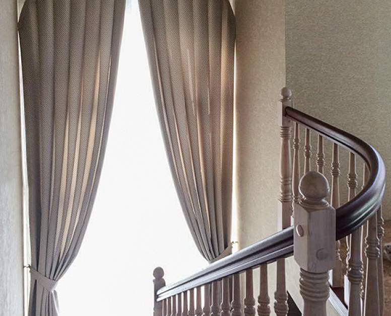 Сложные шторы для нестандартных окон на подвязках на лестницу