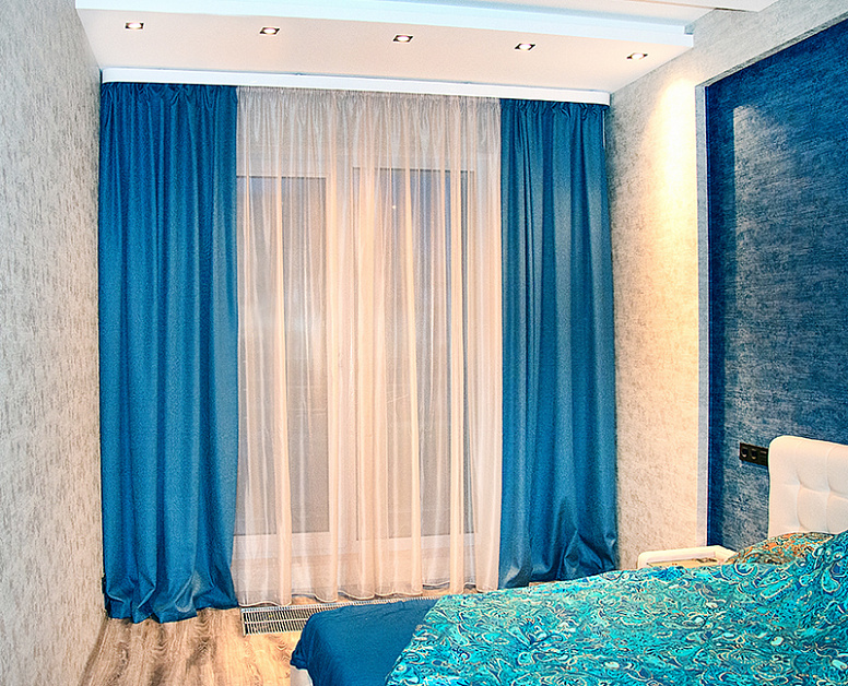 Бирюзовые классические шторы для спальни