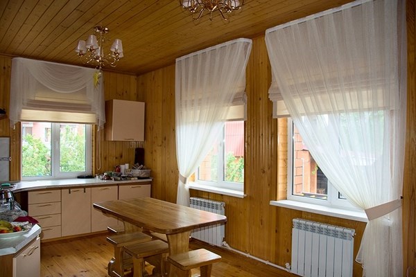Асимметричные шторы на кухне