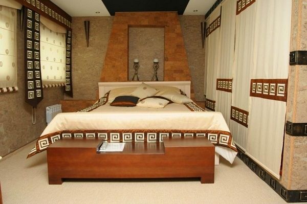 Пример оформления интерьерными тканями спальни в египетском стиле