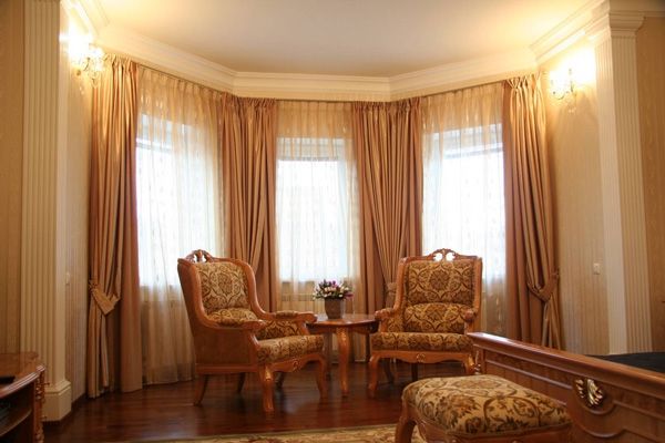 Специалисты подберут шторы в гостиную, которые будут гармонировать с интерьером помещения