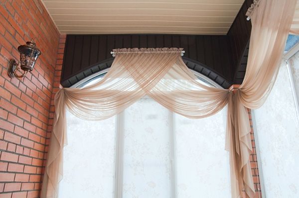 Рулонные шторы не мешают открывать окна и обеспечивают защиту от посторонних глаз