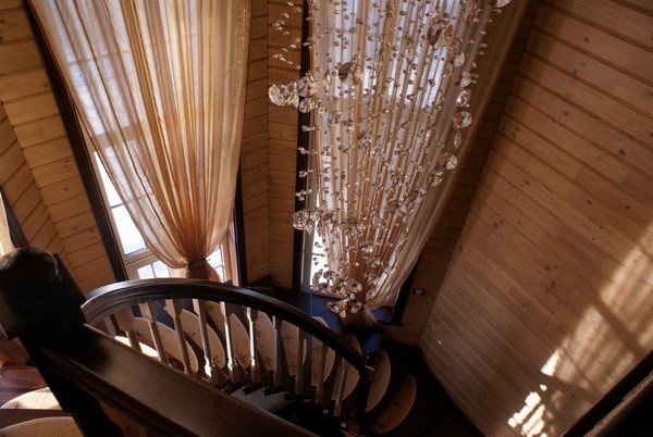 Классические шторы на лестницу