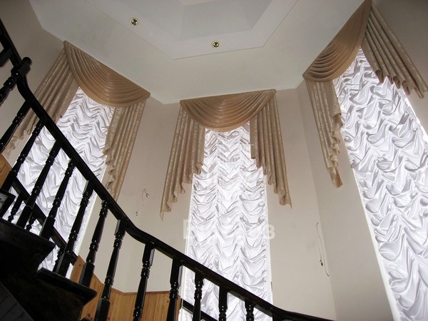 Классические шторы на лестницу