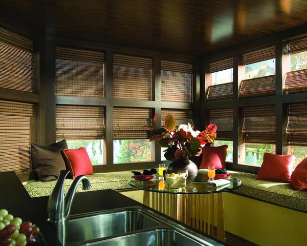 Бамбуковые шторы в интерьере кухни