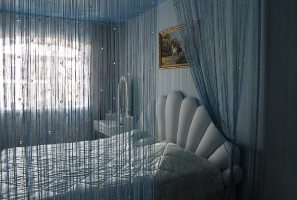 Нитяные шторы в оформлении спальни