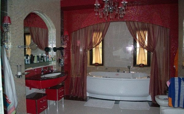 В таком оформлении ванной комнаты недостает лишь красных роз
