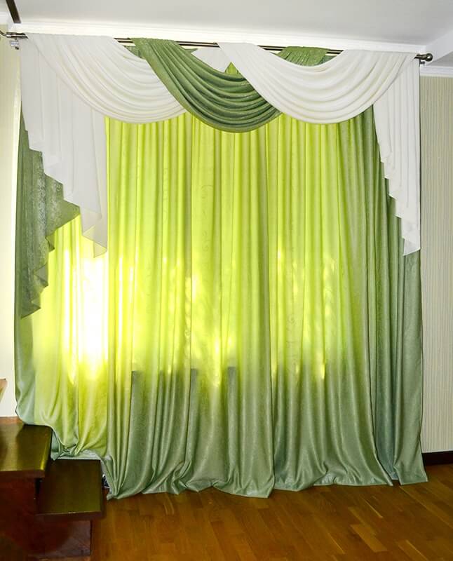 Зелено-белые шторы с ламбрекеном
