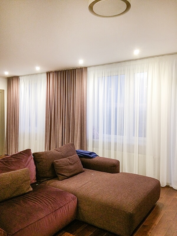 Светло-коричневые шторы с легким тюлем для гостиной
