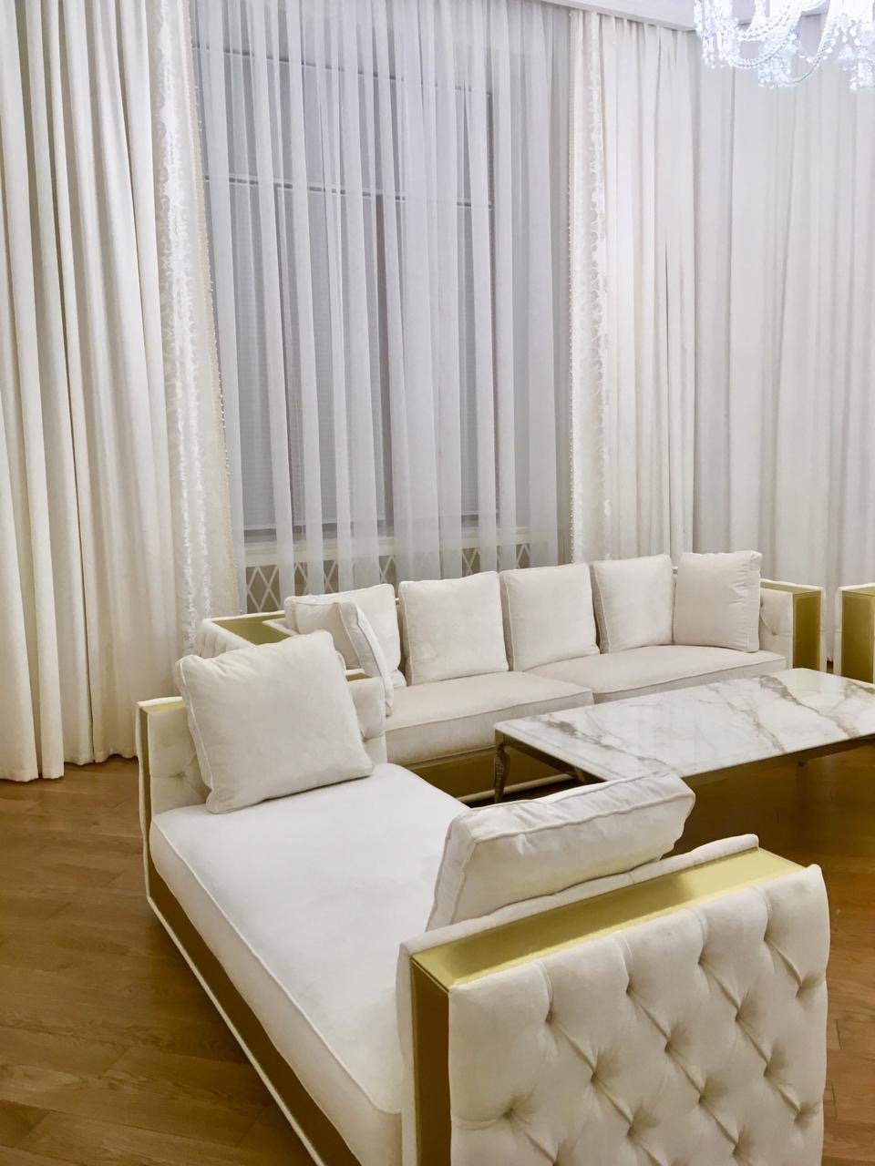 Белые шторы в интерьере маленькой гостиной фото
