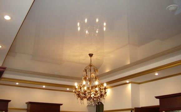 Расстояние от лампочки до потолка должно быть не меньше 40 см, чтобы на нем не появились некрасивые пятна