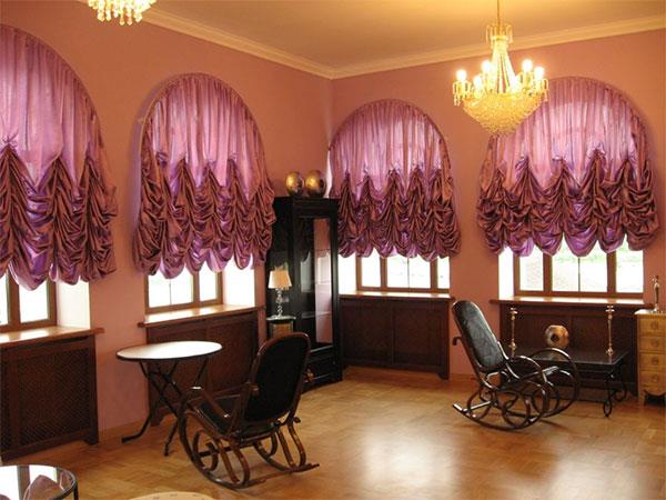 Изготовление карнизов на сложные окна тесно связано с пошивом штор: от типа ткани, фасона и функциональности зависит выбор карниза