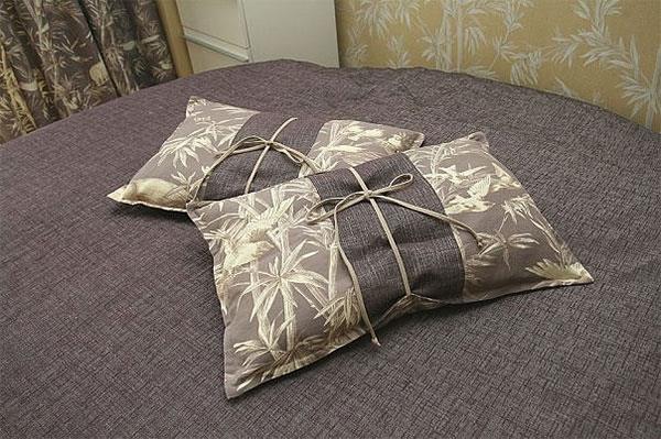 Беспроигрышный вариант текстильного оформления ― ткани разных цветов, но с одинаковым рисунком на подушках и шторах