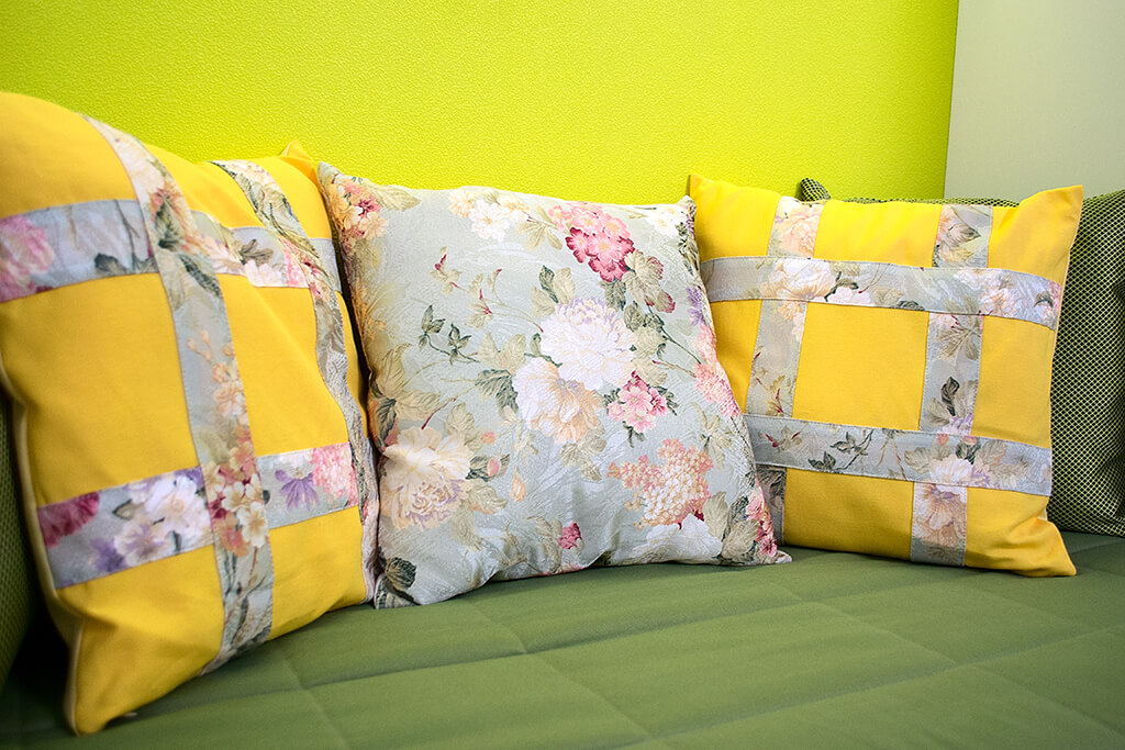 Дизайн декоративных подушек может стать ярким акцентом в однотонном интерьере