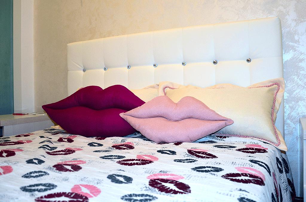 Пошив декоративных подушек необычной формы – отличный способ украсить комнату