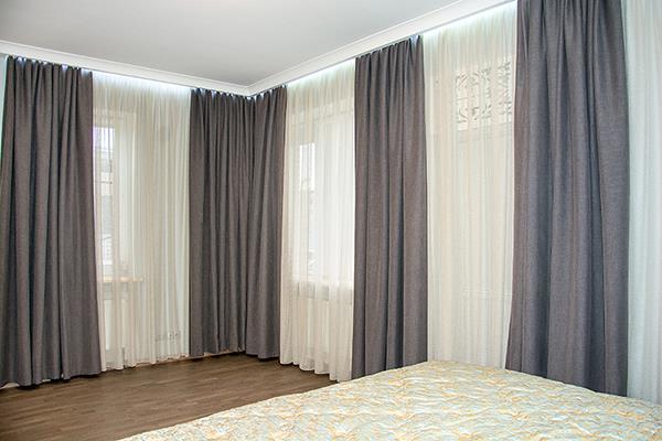 Однотонные плотные шторы из льна – отличный вариант для спальни