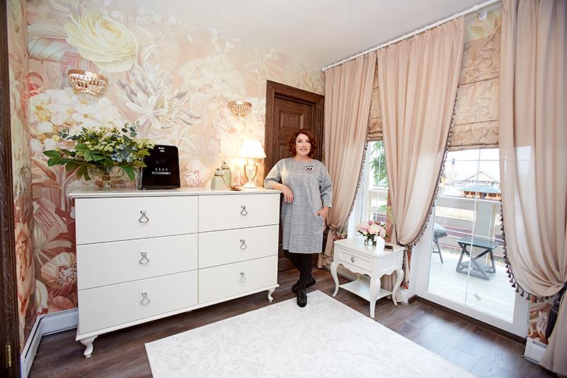 Главная российская сваха, Роза Сябитова, в своей комнате