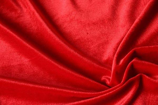 Красный бархат – отличный выбор для штор в индийском стиле
