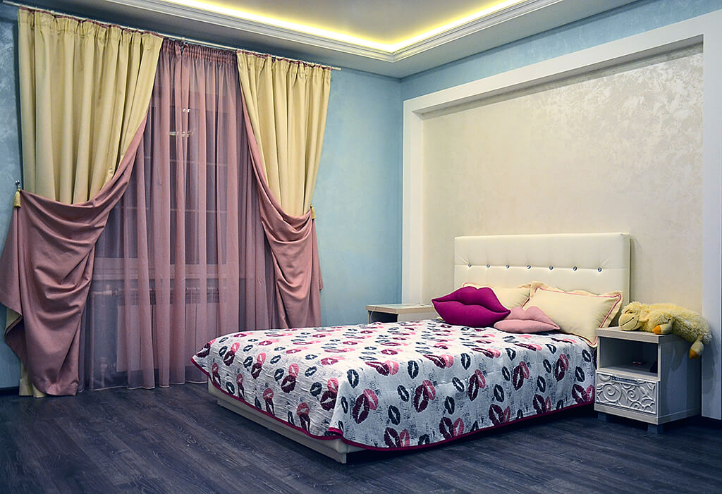 Классические розовые шторы для спальни