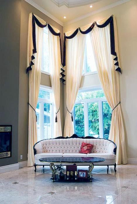 Высокие окна – сами по себе прекрасное украшение комнаты