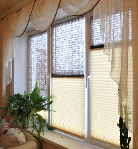 Полупрозрачные шторы плиссе позволяют регулировать поток света в комнату, создавая неповторимый уют