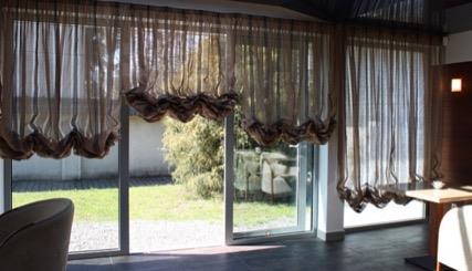 Австрийские шторы завершат образ панорамных окон. Благодаря им с улицы не видно, что происходит в доме