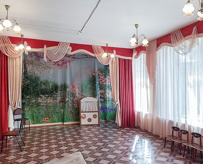 Красно-розовые шторы для зала с ламбрекеном