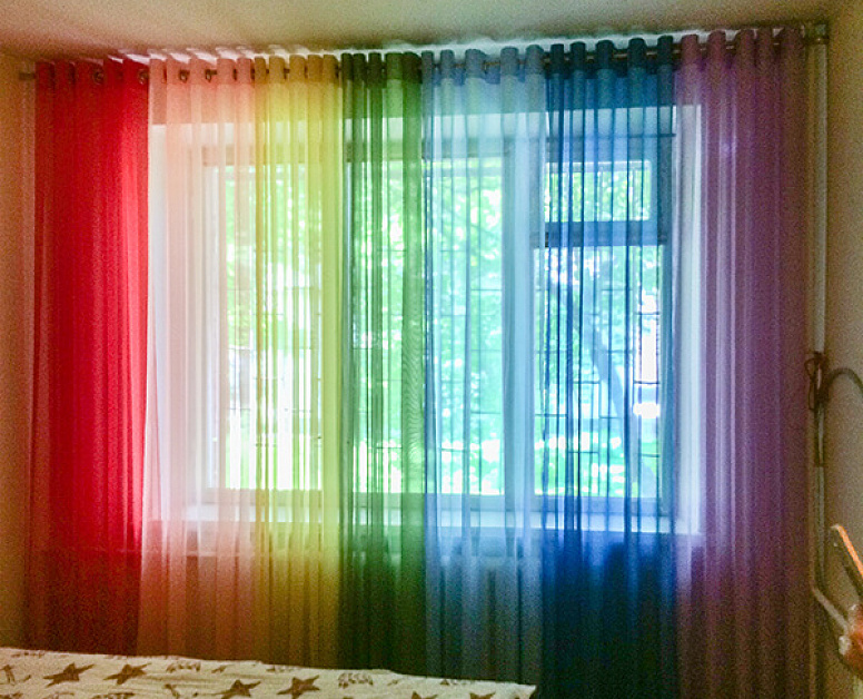 Радужные шторы на люверсах в спальне