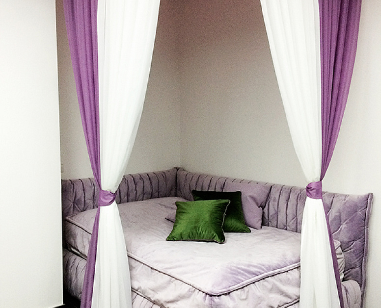 Лилово-белые шторы для спальни