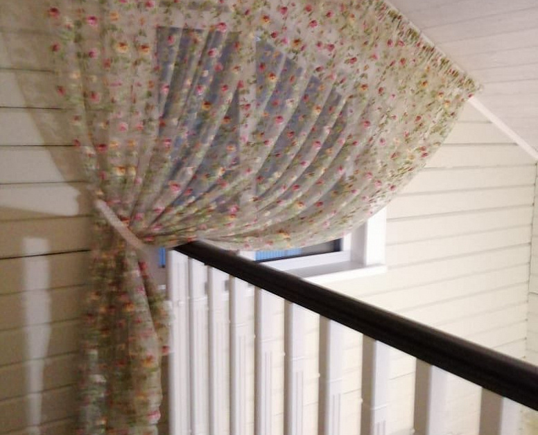 Сложные шторы для нестандартных окон с цветочным рисунком