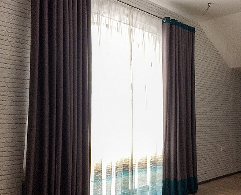 Коричневые шторы на люверсах на большое окно