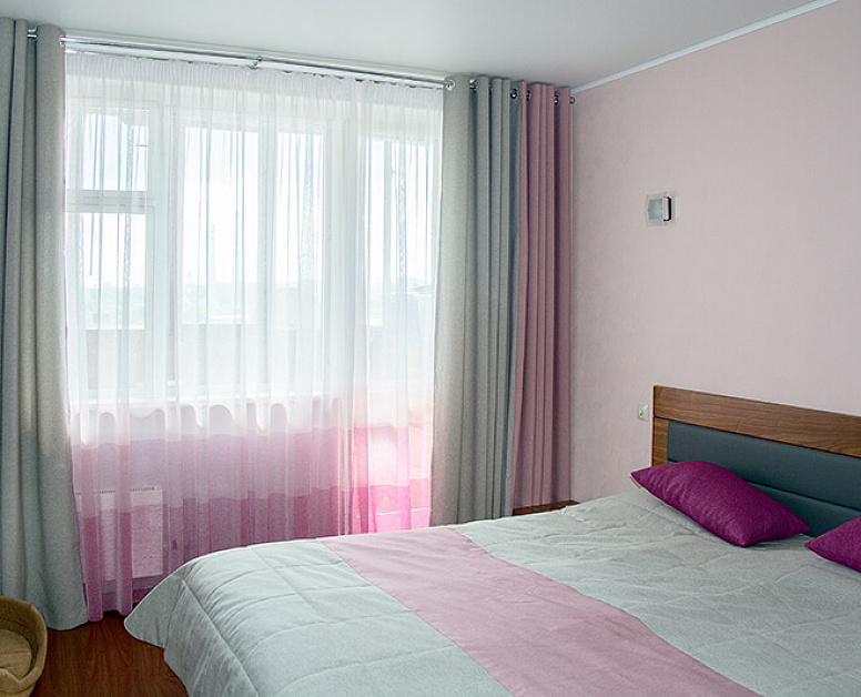 Зелено-розовые шторы на люверсах в спальню