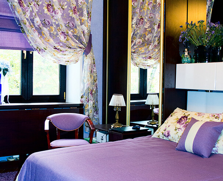 Фиолетовые римские шторы в спальне