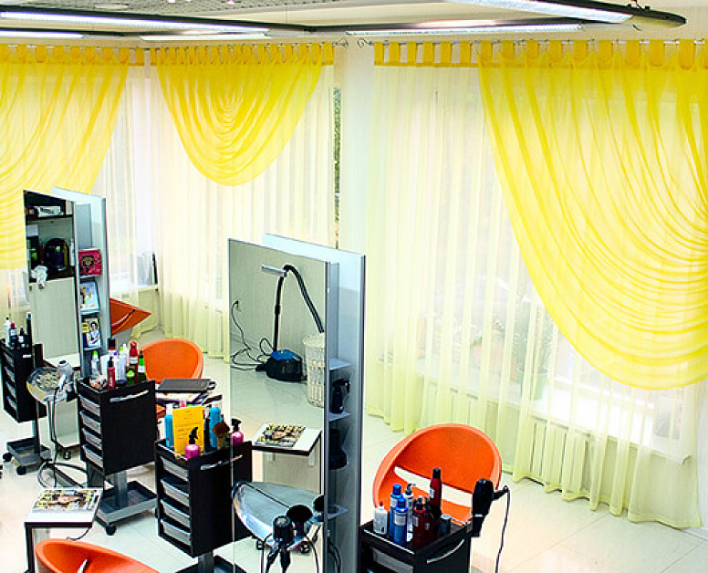 Классические желтые шторы в парикмахерскую