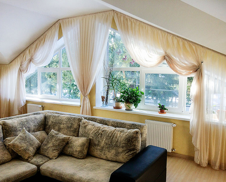 Белые шторы для скошенных окон в гостиной