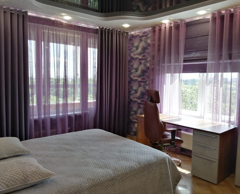Фиолетовые современные шторы в спальню