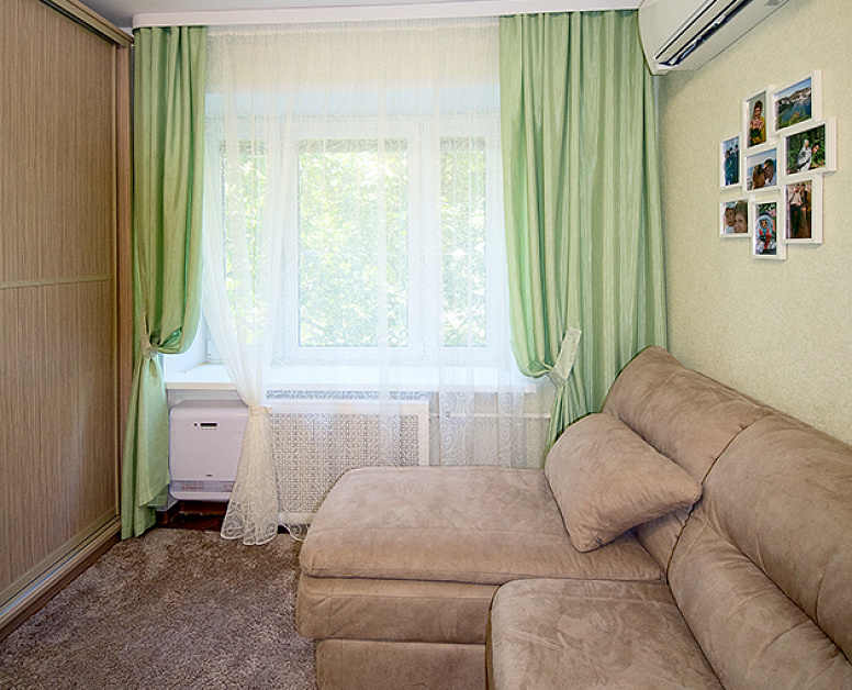 Светло-зеленые современные шторы в гостиную