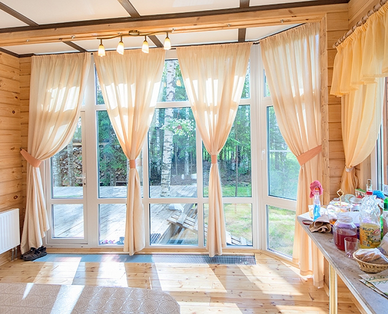 Бежевые шторы для панорамных окон с подвязками