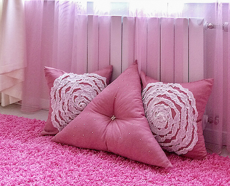 Розовые подушки с цветочным декором