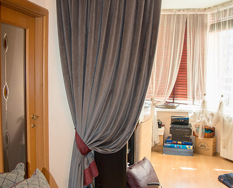 Красно-серая штора с ламбрекеном для комнатного зонирования