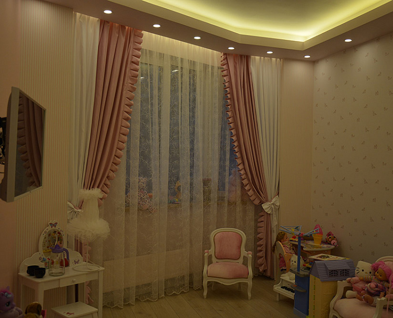Бело-розовые шторы для детской