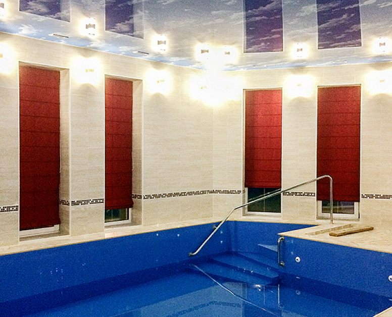 Красные шторы для бассейна